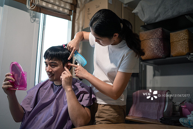疫情期间在家理发的亚洲女性图片素材