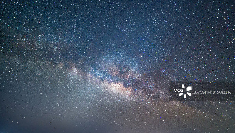 夜晚蓝色天空中的明亮银河星特写。自然宇宙空间景观背景。它是包含我们太阳系的星系图片素材
