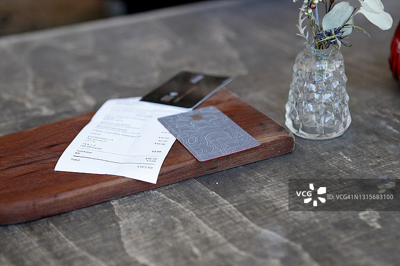 乡村餐厅桌上的信用卡和账单特写图片素材