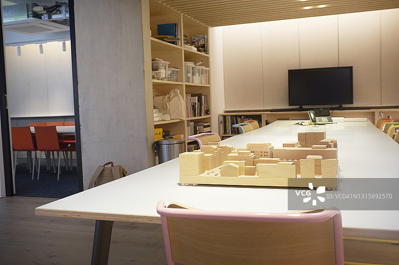 建筑师小型事务所办公室与建筑模型图片素材