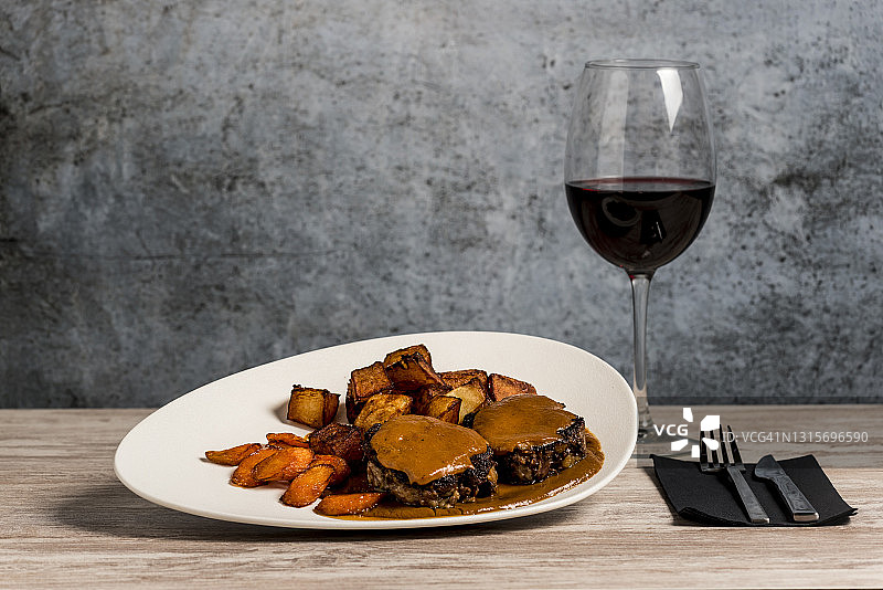 牛尾配炸薯条、红酒，西班牙小吃图片素材