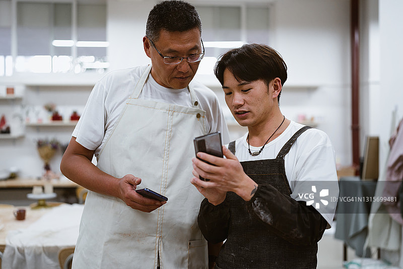 两个人在使用智能手机图片素材