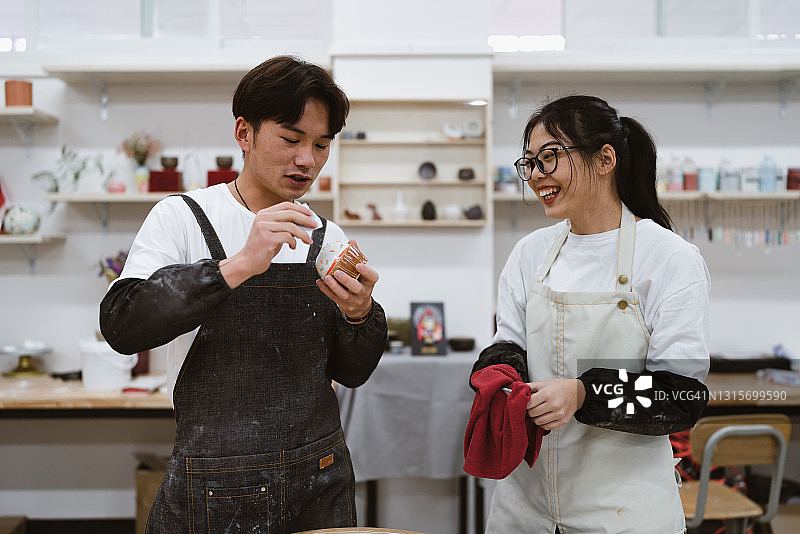 两人一起制作陶器图片素材