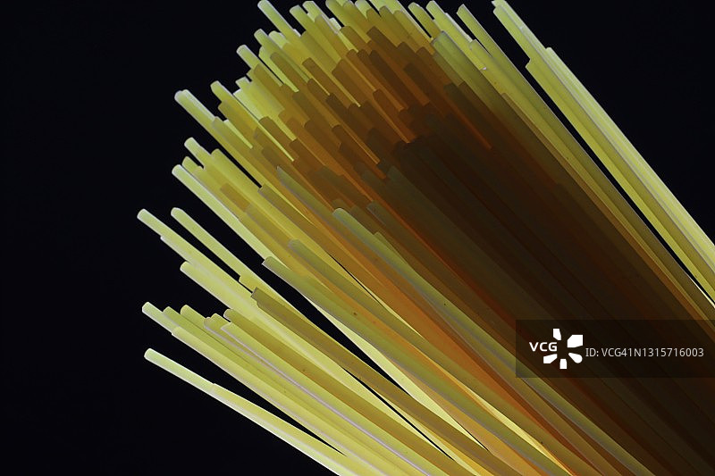 黑色背景上的意大利面图片素材