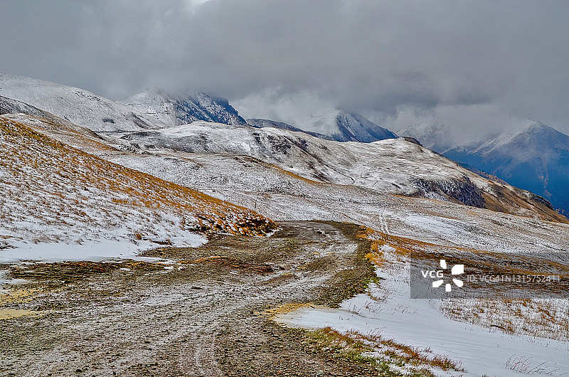 美国科罗拉多州西南阿尔卑斯环线，4x4土路13000英尺高的雪景图片素材