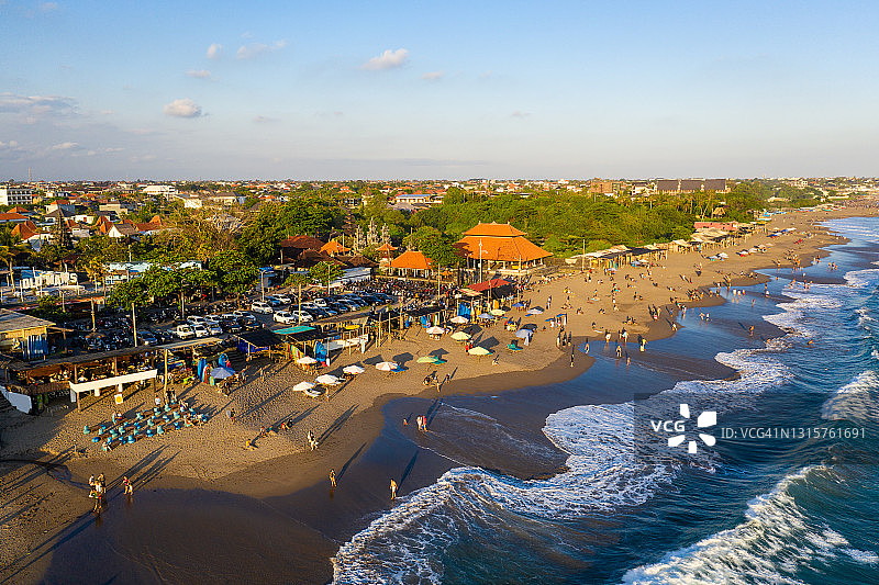 印度尼西亚巴厘岛 Canggu 的 Berawa 海滩傍晚航拍图片素材