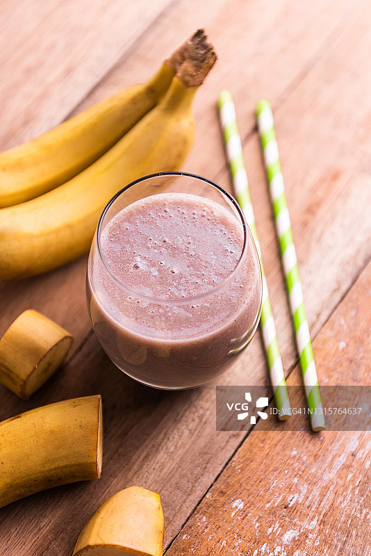 木桌上的玻璃杯香蕉奶昔图片素材