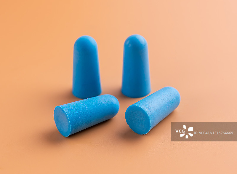柔软的蓝色泡沫耳塞图片素材