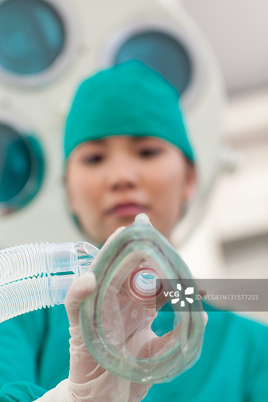 自信的医生给病人戴防毒面具图片素材