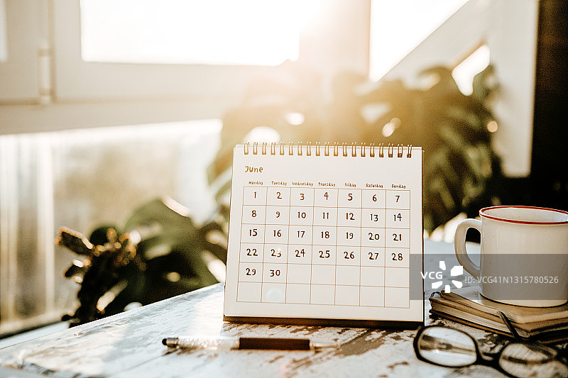 六月日历、便签和咖啡杯图片素材