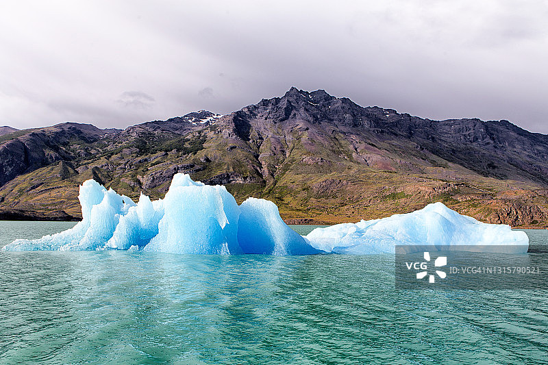 冰山与山脉图片素材