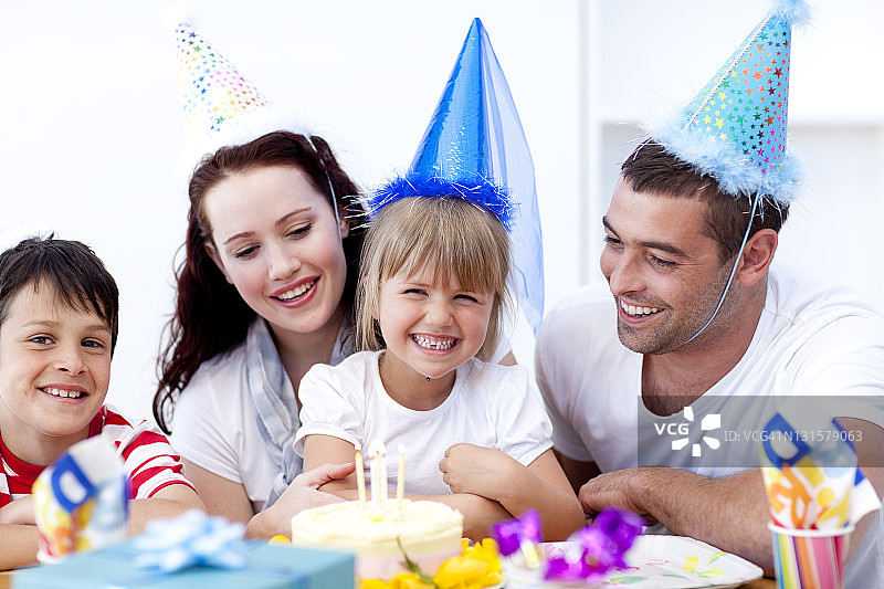 年轻家庭庆祝生日图片素材