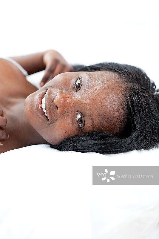 躺在床上的漂亮女人图片素材