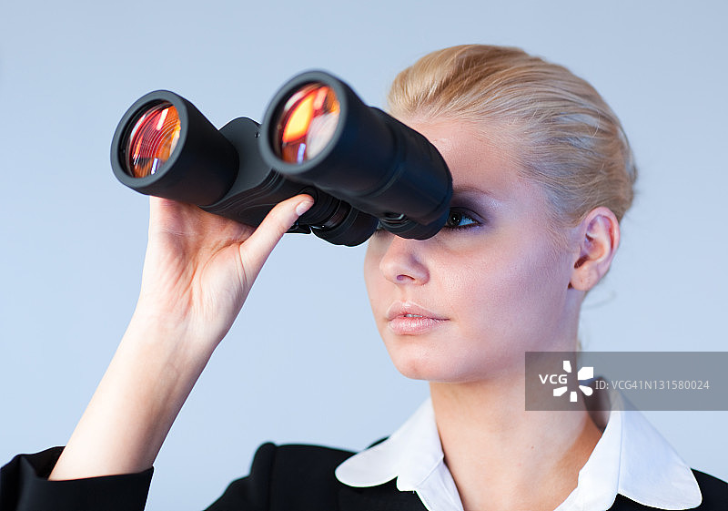 向外看的年轻女人图片素材