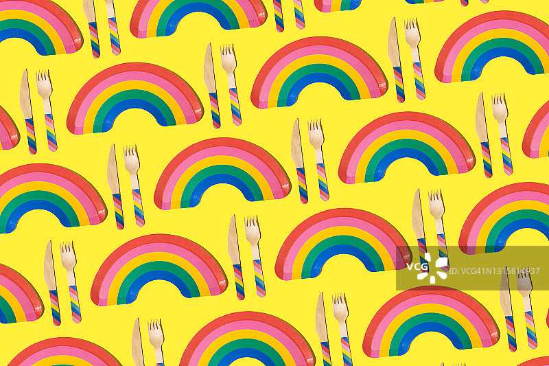 彩虹色一次性餐盘与木制餐具图案图片素材