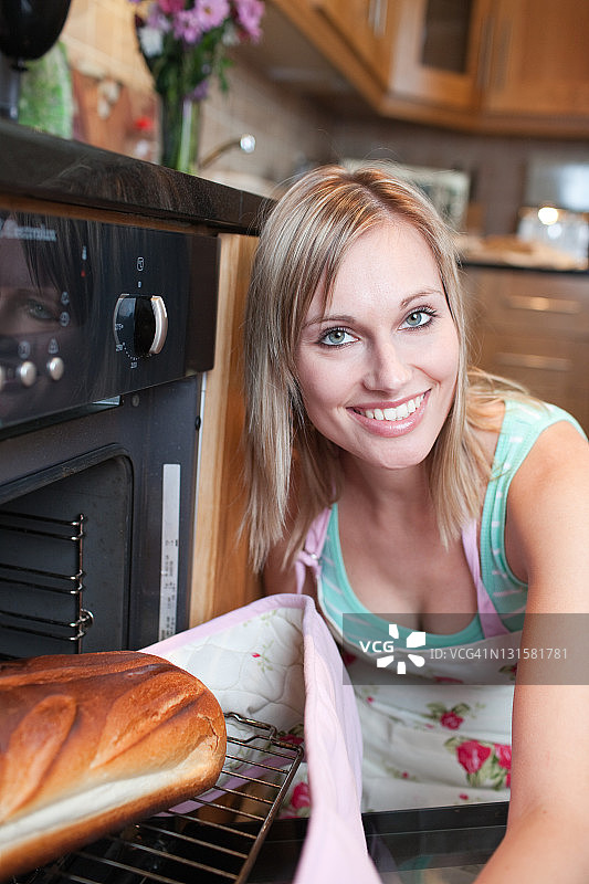 容光焕发的烘焙面包的女人图片素材