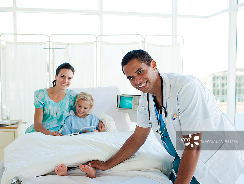 对着镜头微笑的男医生图片素材