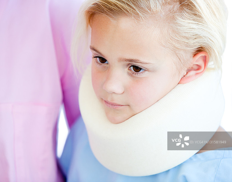 戴着颈托的小女孩特写图片素材