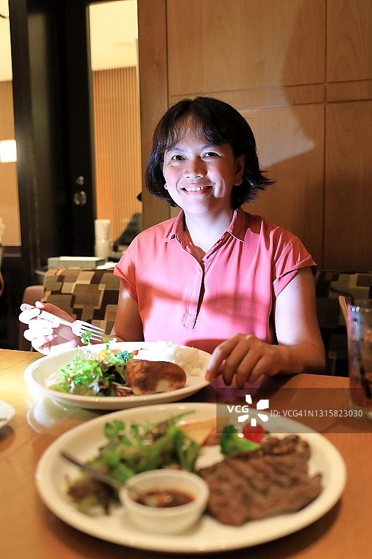 女人享用美味晚餐图片素材