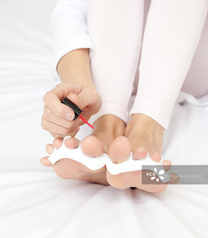 女人涂指甲油的特写图片素材