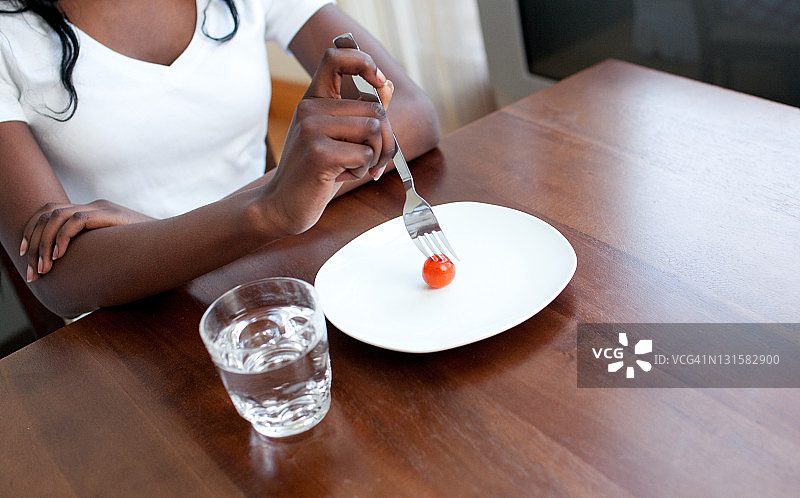 少女吃番茄图片素材