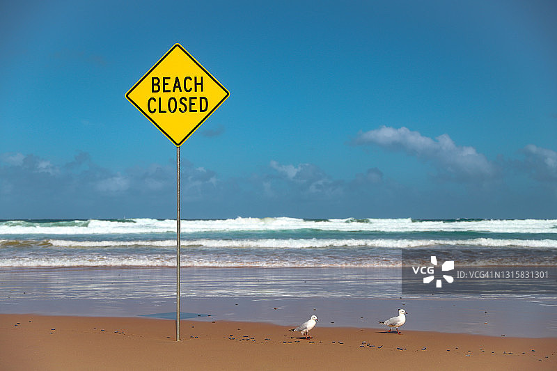 空旷海滩上的海滩关闭警告标志图片素材