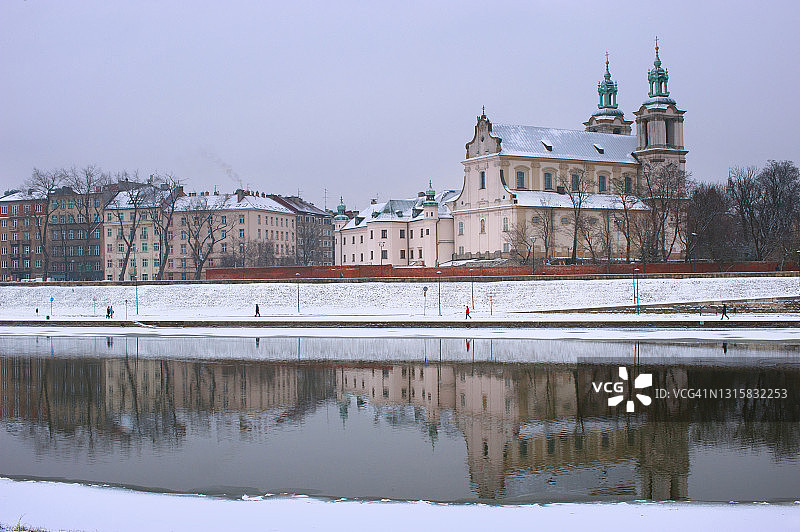 冬季克拉科夫维斯瓦河畔的圣米凯朗和斯坦尼斯瓦夫巴洛克教堂倒影图片素材