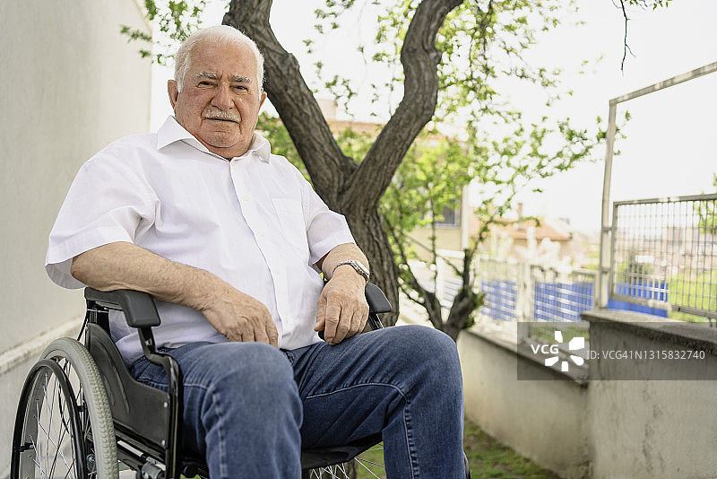 坐在轮椅上的老年男人图片素材