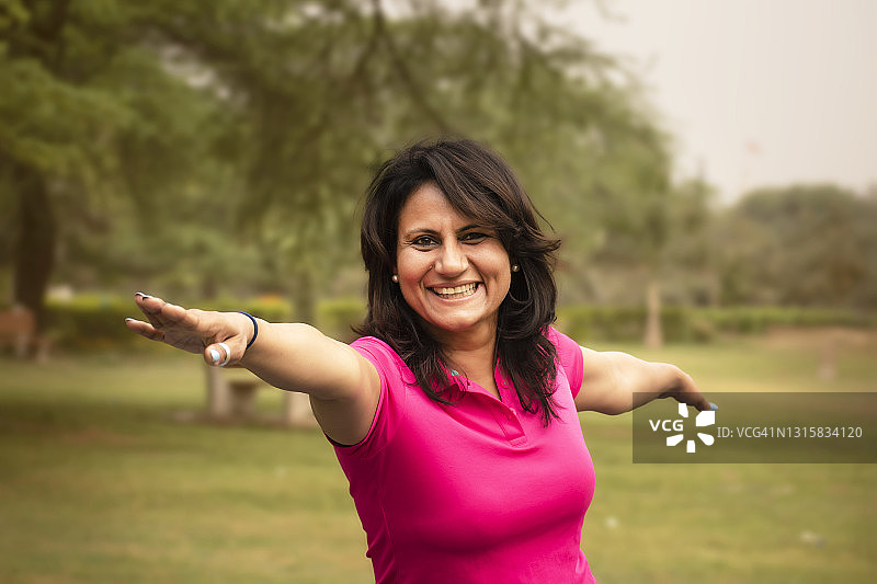 在公园里微笑的女士（库存照片）图片素材
