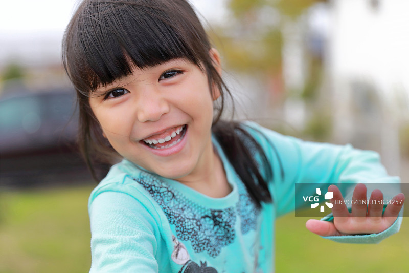 可爱小女孩开怀大笑图片素材