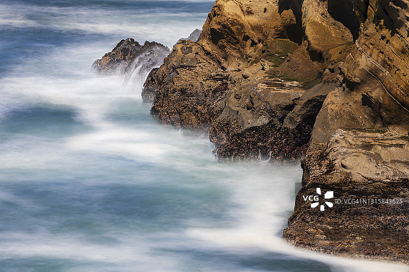 海岸英亩岩石上的涌浪图片素材