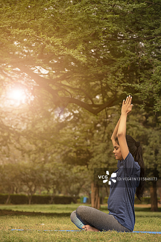 在公园里做瑜伽的女孩照片图片素材