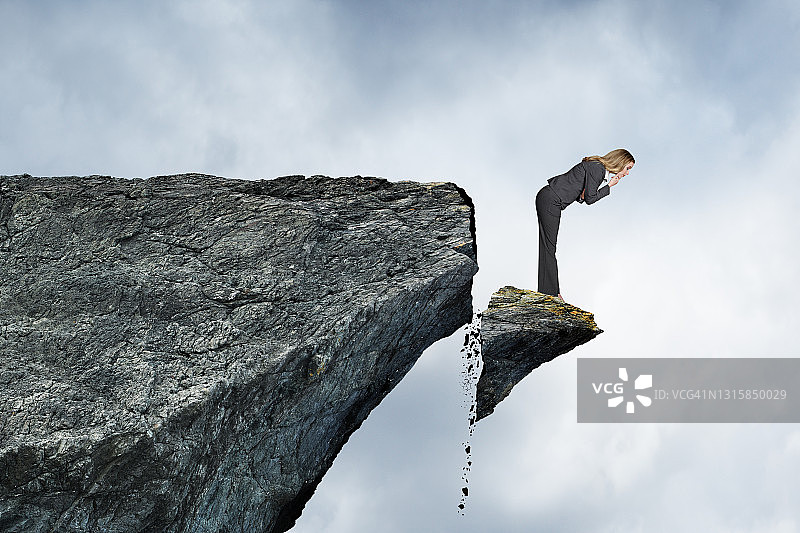 意识到自己身处险境的女人图片素材