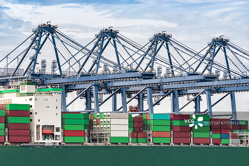 国际集装箱货轮的全球商业进出口物流运输概念图片素材