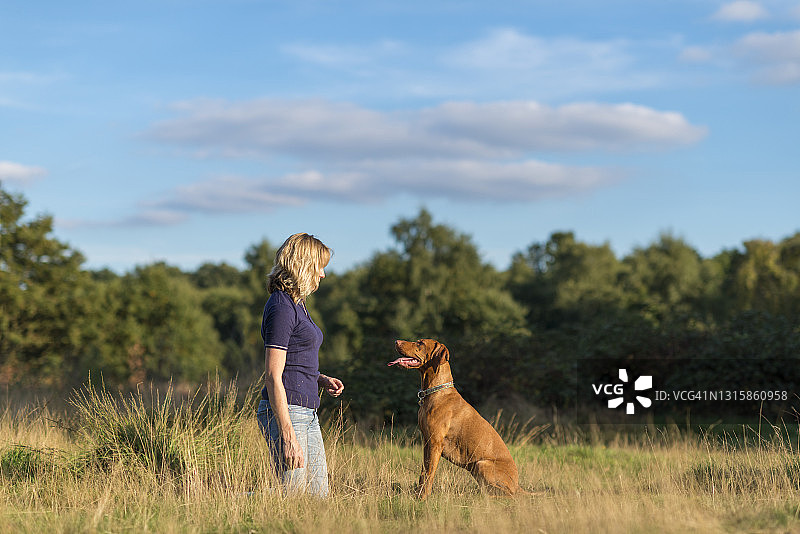 131006_Andrea_Leeson.pdf图片素材