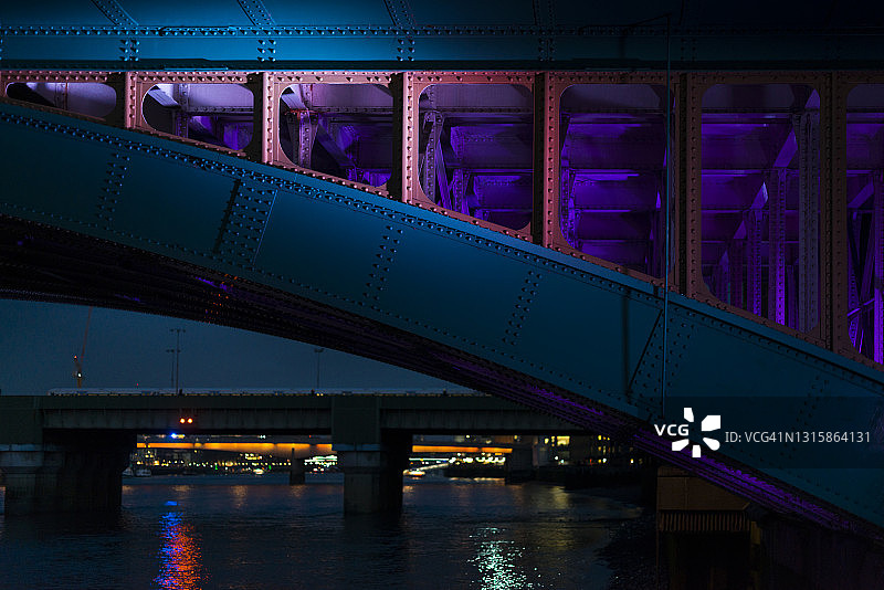 伦敦黑衣修士桥和泰晤士河的彩色灯光图片素材