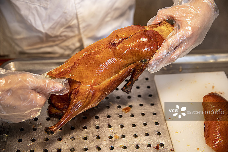 厨师切北京烤鸭图片素材