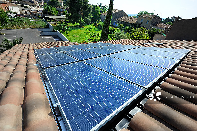 在屋顶上安装太阳能电池板以发电图片素材