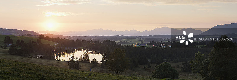 施魏格湖与巴伐利亚阿尔卑斯山图片素材