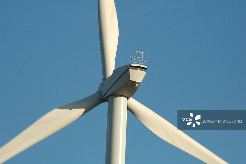 山丘上的风力发电场图片素材