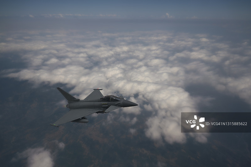 喷气式飞机飞越云层图片素材