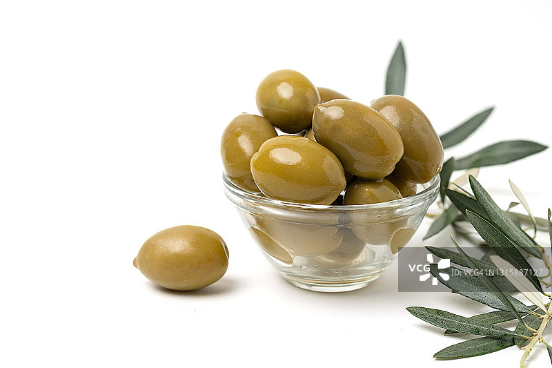 白色背景下的绿色橄榄图片素材