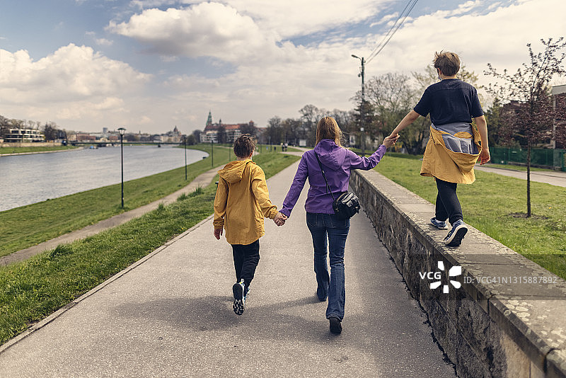 疫情期间母亲和儿子们在城市观光图片素材