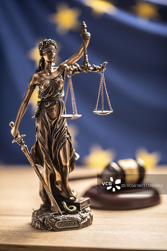 欧盟旗帜前的正义女神雕像图片素材