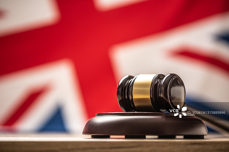 法官木槌与英国国旗图片素材