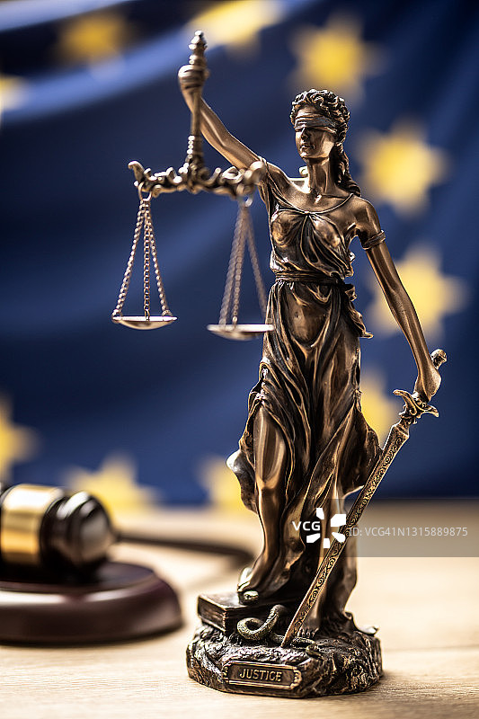 欧盟旗帜前的正义女神雕像图片素材