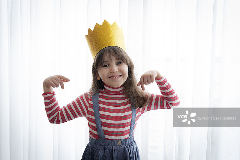 可爱小女孩和纸质玩具图片素材