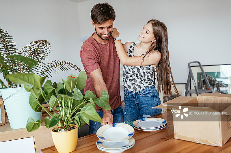 疫情后，新婚夫妇搬进新公寓图片素材