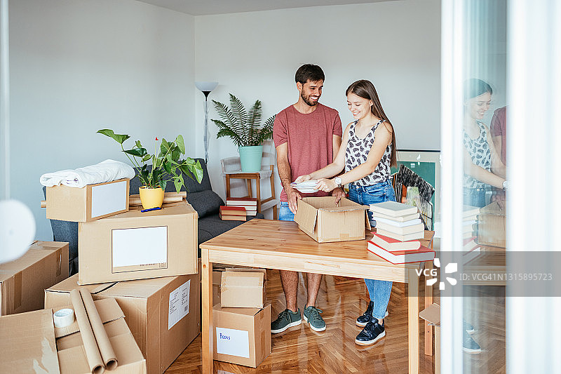 疫情后，新婚夫妇搬进新公寓图片素材