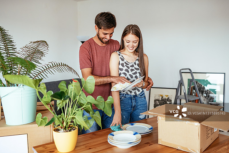 疫情后，新婚夫妇搬进新公寓图片素材